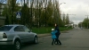LA UN PAS DE MOARTE! Un şofer era să spulbere o femeie şi un copil pe zebră (VIDEO)