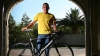 Lance Armstrong o face pe mecanicul! Sportivul explică cum se schimbă corect camera unei roţi de bicicletă