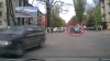 Singur împotriva tuturor! Uite cum merge pe contrasens şi trece la roşu şoferul unui automobil (VIDEO)