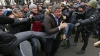 Orăşenii din Zaporojie i-au împroşcat cu ouă şi făină pe protestatari pro-ruşi (VIDEO)