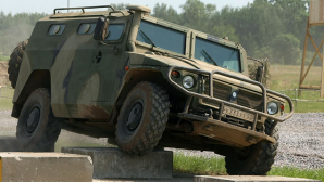 Accident cu victime în Crimeea. O blindată militară rusă a intrat într-un troleibuz (VIDEO)