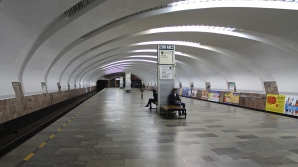 Supravieţuirea miraculoasă a unui bebeluş împins pe şinele metroului de mama sa (VIDEO)   