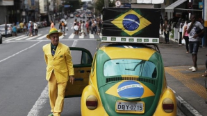 Povestea unui fan brazilian care este devotat naţionalei de fotbal până la... chiloţi (VIDEO)