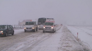 România, în plină iarnă în prag de Paşte: Circulaţia este infernală pe traseul Braşov-Predeal