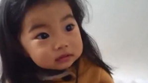 Cum reacţionează o fetiţă când mama ei o învaţă să spună NU străinilor. Clipul face ravagii pe Internet (VIDEO)