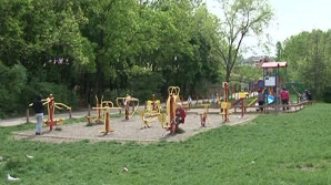 Multe dintre aparatele de fitness instalate în parcurile din Chişinău sunt deja nefuncţionale (VIDEO)