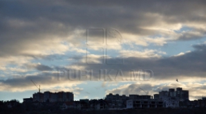 Ploi de scurtă durată însoţite de descărcări electrice, promit meteorologii