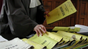 Încă 90 de zile de arest pentru bănuiţii în dosarul coruperii deputaţilor 