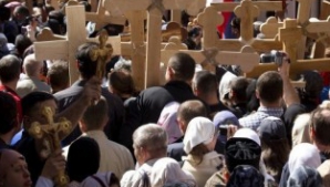 Pe urmele lui Iisus Hristos. Mii de creştini ortodocşi din toată lumea au refăcut Drumul Crucii la Ierusalim