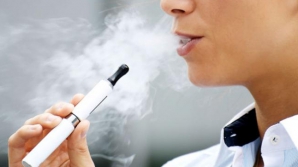 Ţigările electronice sunt la fel de periculoase ca şi cele obişnuite