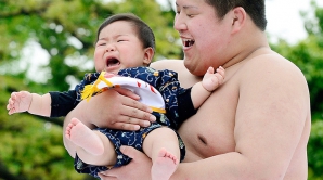 Una dintre cele mai ciudate tradiţii din lume: Festivalul Copiilor Plângăcioşi (VIDEO)