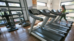 Surplusul de calorii, eliminat la sala de forţă. Ce recomandă antrenorii şi ce e bine de făcut după mesele copioase