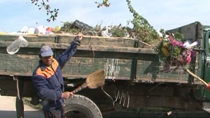 Misiunea lucrătorilor de la cimitirul Sf. Lazăr: Să curăţe de gunoi 160 de hectare