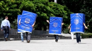 Locuitorii din regiunea transnistreană fac cozi pentru obţinerea cetăţeniei Republicii Moldova 