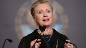 Hillary Clinton a fost cât pe ce să fie lovită cu un pantof în cap