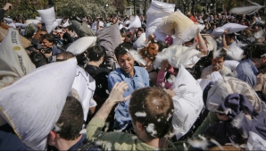 Distracţie şi voie bună la Hong Kong! Sute de oameni au sărbătorit Ziua Bătăii cu Perne (VIDEO)