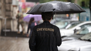 Vremea se menţine mohorâtă cu ploi care izolat vor fi puternice 