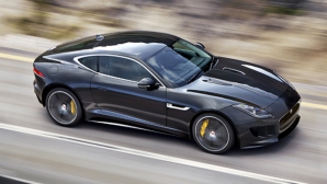 Un Jaguar F-Type face baie cu beton! Ce a păţit şoferul ghinionist al acestui sportcar britanic