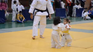 Nu poţi să nu râzi cu lacrimi! Cel mai drăgălaş meci de judo disputat vreodată (VIDEO)