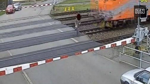 Minune pe calea ferată. Un bătrân a scăpat cu viaţă de impactul cu trenul (VIDEO)