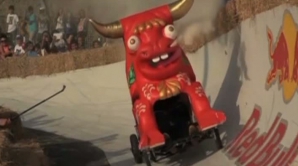 "Cursă trăsnită" în Peru! Zeci de maşini fără motor s-au întrecut la o competiţie inspirată din desenele animate 