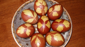 Ouăle încondeiate, vedetele zilei! Cum le pregătesc gospodinele pentru sfintele sărbători de Paşti (VIDEO)