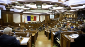 Bărbatul şi femeia, bănuiţi de tentativă de mituire a deputaţilor, vor mai sta o luna în arest preventiv