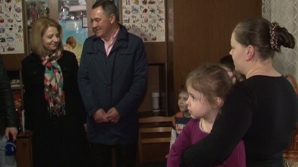 Membrii Partidului Democrat distribuie colete nevoiaşilor din Chişinău