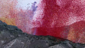 Scene de basm: Un vulcan a erupt milioane de petale de flori, în loc de lavă VIDEO  