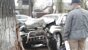 Accident grav pe strada Munceşti! O maşină a fost făcută zob, iar şoferiţa a ajuns la spital (FOTO)