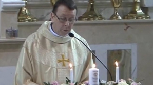 Gestul unui preot la o nuntă i-a lăsat cu gura căscată pe miri şi invitaţi (VIDEO)