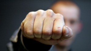 Un carabinier este acuzat că a bătut crunt doi soldaţi. Ce l-a scos din sărite pe militar  