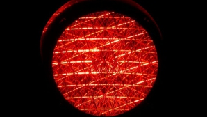 VIDEO cu un conducător auto care trece la culoarea roşie a semaforului într-o intersecţie PERICULOASĂ