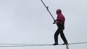 Un echilibrist a străbătut 150 de metri pe o funie întinsă la 25 de metri deasupra râului Sena