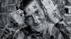Cu tatuajele din tinereţe, la bătrâneţe. Cum arată marii amatori de "cerneală" în etate (FOTO)