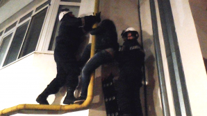 Scenariu desprins din filme! O tânără din capitală a recurs la un gest disperat pentru a merge la întâlnire (VIDEO)