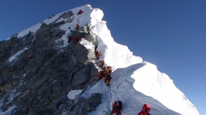 Avalanşă pe Everest: Şase oameni şi-au pierdut viaţa, fiind îngropaţi de vii în zăpadă
