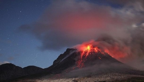 IMPRESIONANT! Un vulcan ce erupe, văzut din spaţiu