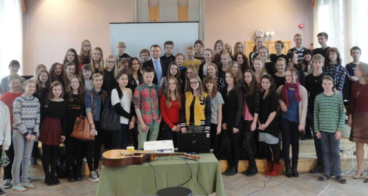Ambasadorul Moldovei în Estonia cântă la chitară liceenilor din Tallinn (FOTO)