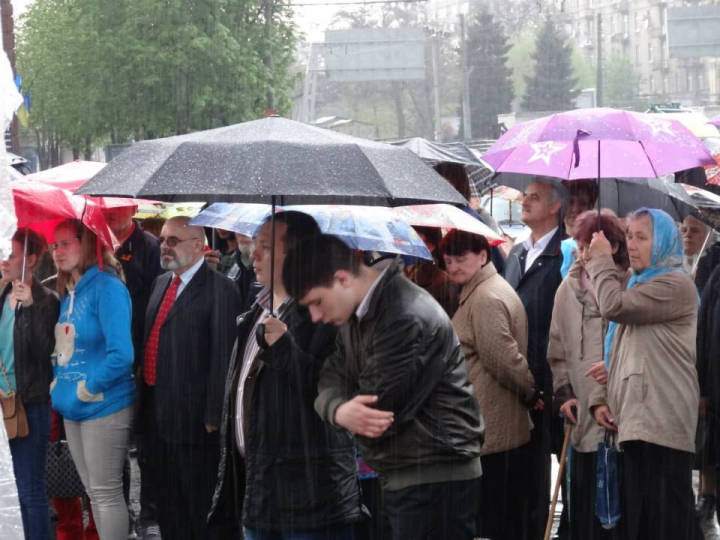 Creştinii din Ucraina au sărbătorit Învierea în Pieţe, rugându-se pentru pace în ţara lor (FOTO/VIDEO)