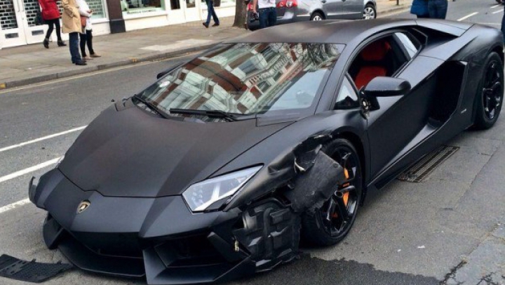 Lamborghini Aventador filmat în momentul impactului pe o strada din Londra (VIDEO)