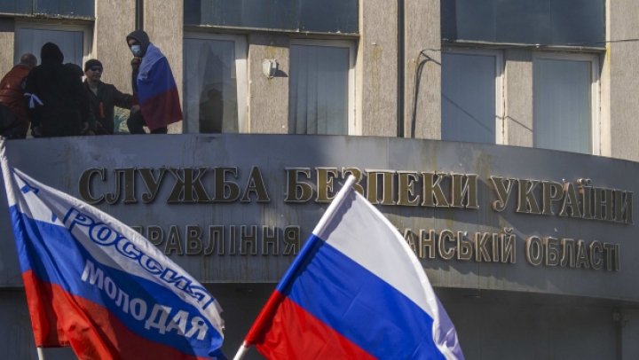 Activiştii radicali din Lugansk au luat 60 de ostatici şi au minat clădirea Serviciului de Securitate (FOTO)