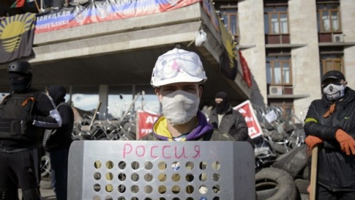 Activiştii radicali din Lugansk au luat 60 de ostatici şi au minat clădirea Serviciului de Securitate (FOTO)