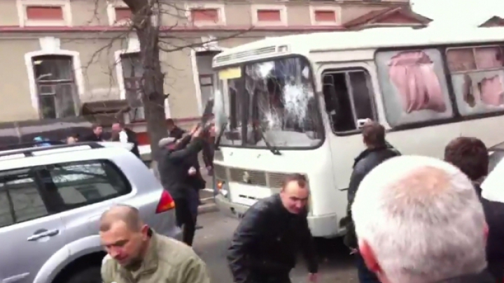 Violenţe la Harkov! Mai mulţi activişti pro-ruşi au atacat cu pietre un autobuz cu miliţieni (VIDEO)