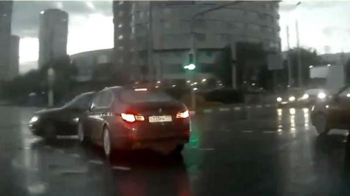 Imaginile care îţi dau fiori! Un automobil fantomă a fost surprins de o cameră de bord (VIDEO)