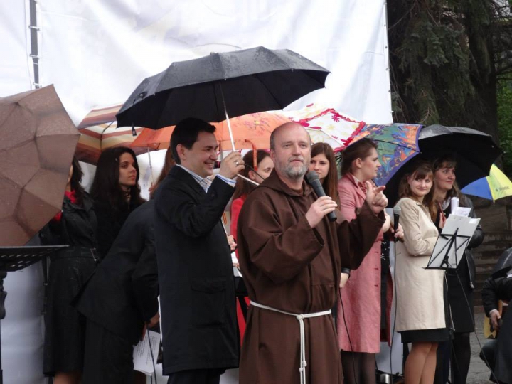 Creştinii din Ucraina au sărbătorit Învierea în Pieţe, rugându-se pentru pace în ţara lor (FOTO/VIDEO)