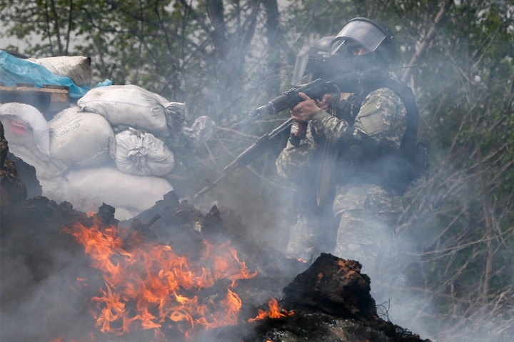 (FOTO/VIDEO) În Slaveansk au loc confruntări VIOLENTE între forţele ucrainene şi separatişti. Sunt cel puţin 5 morţi