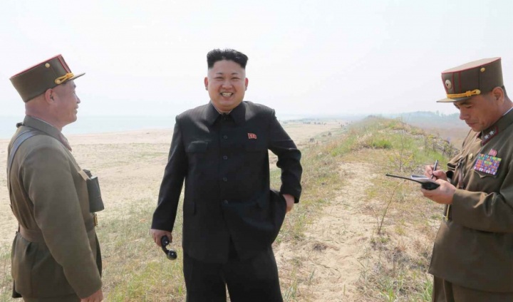 Lacrimi de bucurie în armata Coreii de Nord. Femeile artileriste plâng că au fost lăudate de Kim Jong-un (FOTO)