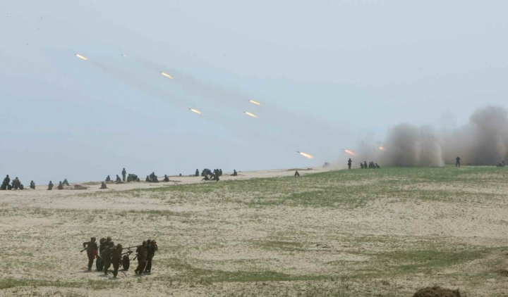 Lacrimi de bucurie în armata Coreii de Nord. Femeile artileriste plâng că au fost lăudate de Kim Jong-un (FOTO)