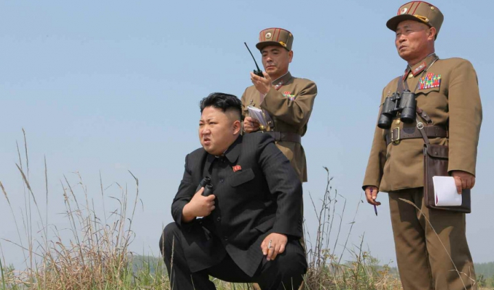 Lacrimi de bucurie în armata Coreii de Nord. Femeile artileriste plâng că au fost lăudate de Kim Jong-un (FOTO)